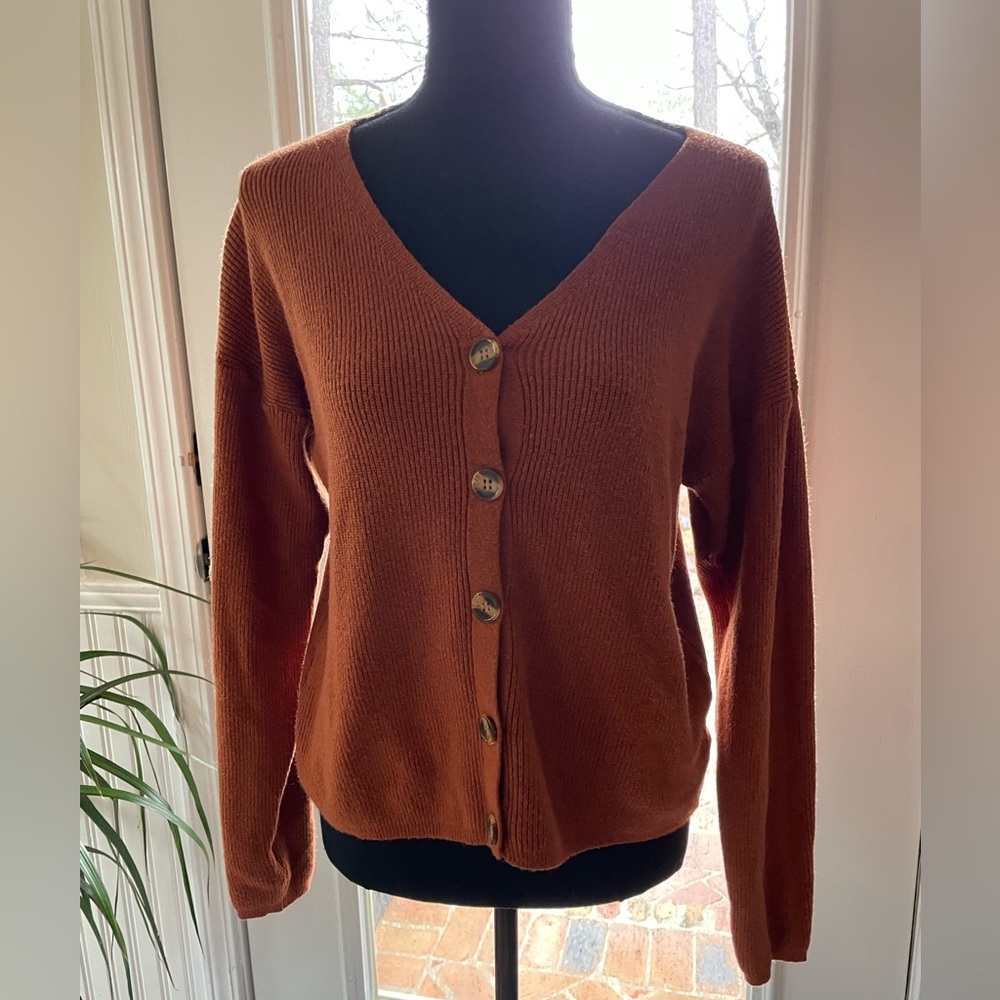 Soft Button Up Crop Cardi In Rust Color. Size M - image 1